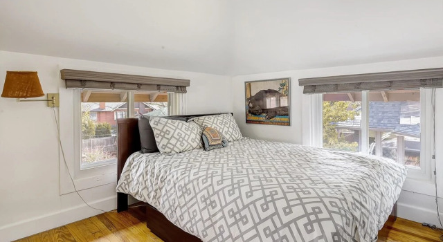 Darling Detached Villa in Heart of Cap Hill, Book Villa Denver Colorado, nær Rule Gallery
