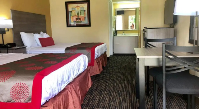 Четырёхместный номер Standard Ramada by Wyndham Lebanon