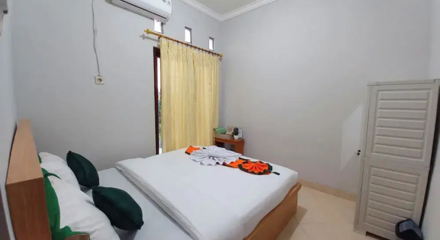 Коттедж Standard Homestay Syariah Dekat Monjali dan JCM by Simply Homy