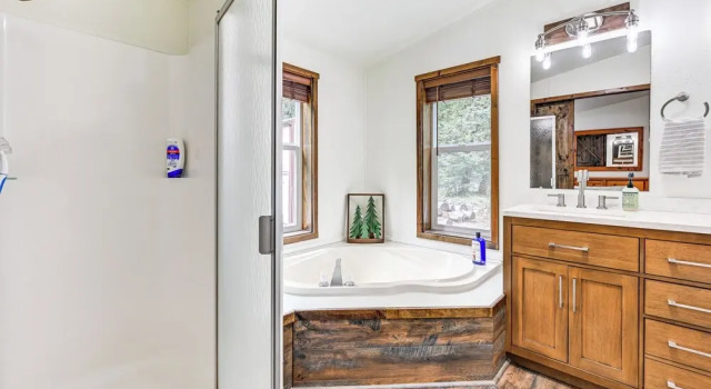 Gateway to Mt Rainier: Riverfront Haven w/ Hot Tub