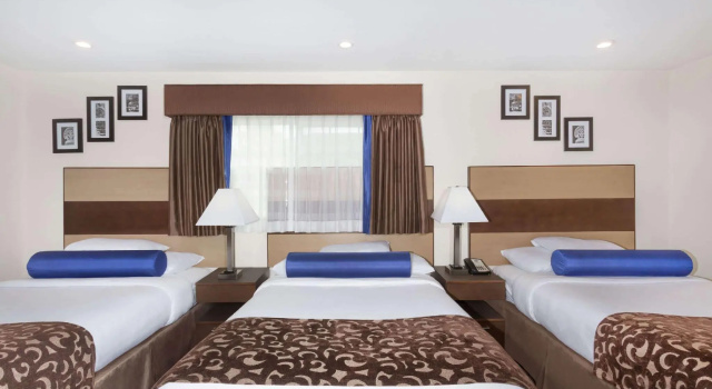 Шестиместный номер Standard Howard Johnson by Wyndham Berkeley