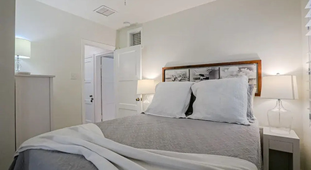 Bright 1940s Beach Cottage With Cabana Plus Private Pool, Забронировать Дом для отпуска Виллы Saint Augustine Area, Вилла