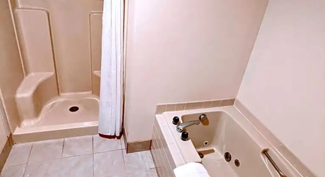 Двухместный люкс Woodfield Inn and Suites