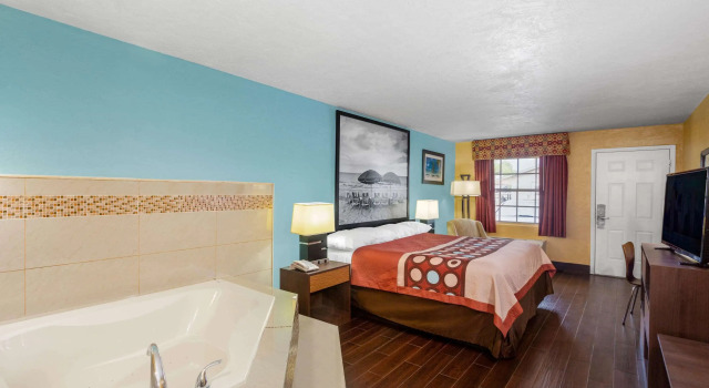 Super 8 by Wyndham Bradenton Sarasota Area