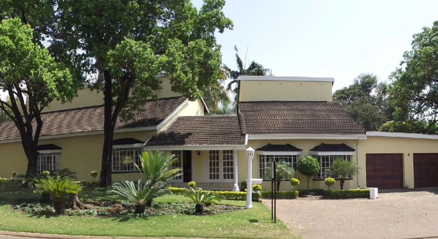 Кровать в общем номере La Barune Guest House