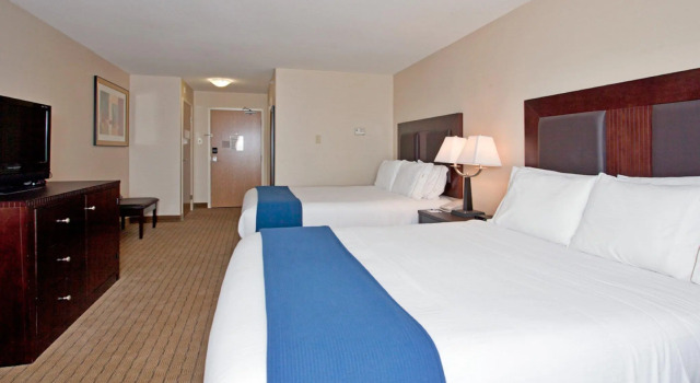 Четырёхместный номер Standard Holiday Inn Express Hotel & Suites Swift Current by IHG