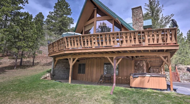 Коттедж с 4 комнатами с балконом Black Hills Hideaway w/ Wraparound Deck & Hot Tub!