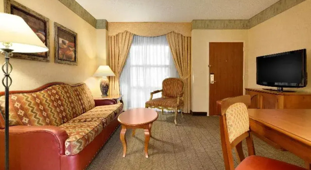 Номер Standard с балконом Embassy Suites by Hilton Albuquerque
