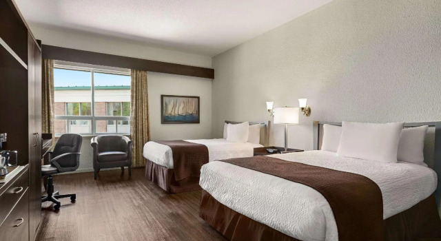 Четырёхместный номер Standard с видом на бассейн Days Inn by Wyndham Montmagny
