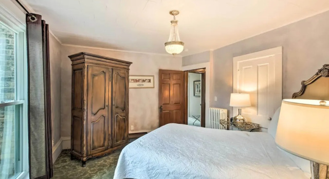 Dog-friendly Home w/ Balcony & Yard in Surgeon Bay, Забронировать Отель Отели Стерджен-Бей с парковкой, рядом с Исторический музей округа Дор, Парковка