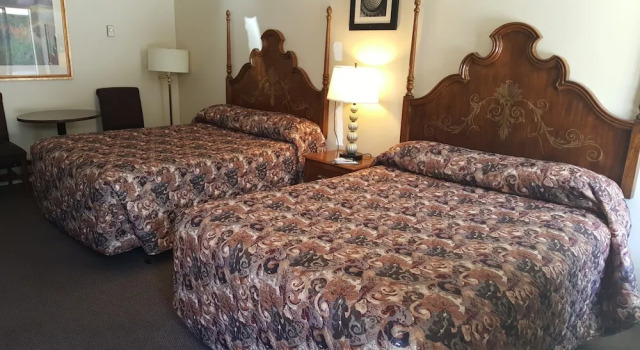 Четырёхместный номер Standard Amber Inn Motel