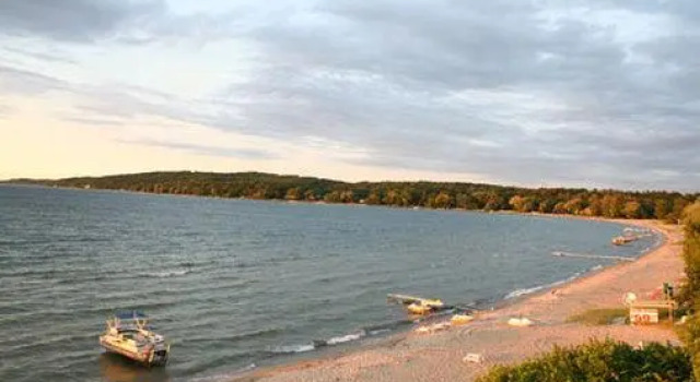 Кровать в общем номере Bayshore Resort