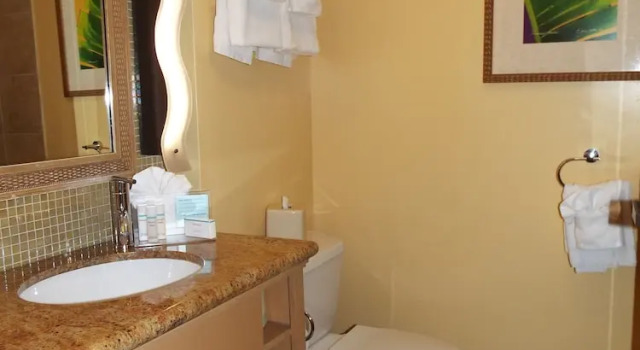 Четырёхместный номер Standard с красивым видом из окна Hampton Inn Key Largo