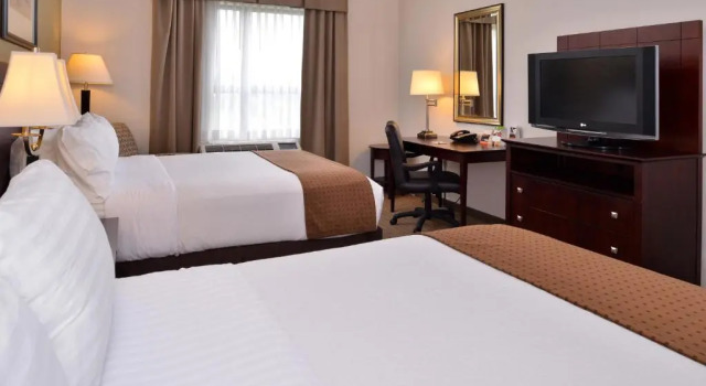 Четырёхместный номер Deluxe Holiday Inn Madison at The American Center by IHG