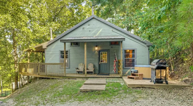 Коттедж 3 Mi to Beavers Bend State Park: Wooded Hideaway!