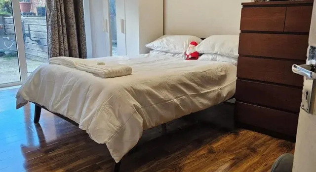 Room-spacious Retreat With Private Balco, Rezervați Pensiune Pensiuni în Merseyside, Pensiune