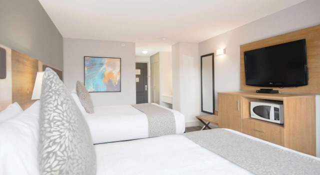 Четырёхместный номер Standard Coast Abbotsford Hotel & Suites