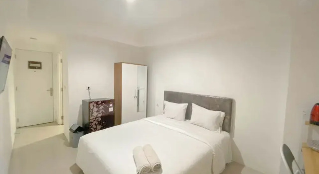Simple White Accent Studio At Apartment Paltrow City