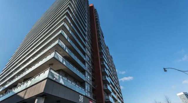 Lavish Suites- New Two Bedroom - Amazing CN Tower View, Varaa Hotelli Toronto 