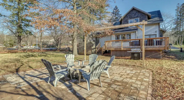 Коттедж Charming Tannersville Home w/ Fire Pit + Deck!