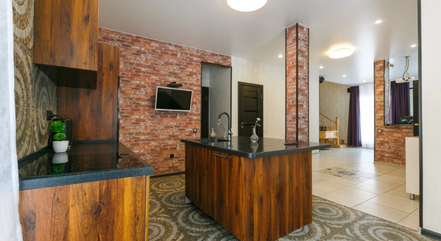 Юсинн (Вера ТСН), Prenota Hotel Vostok 