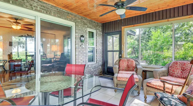 Коттедж с 2 комнатами Lakefront Frostproof Vacation Rental w/ Beach!