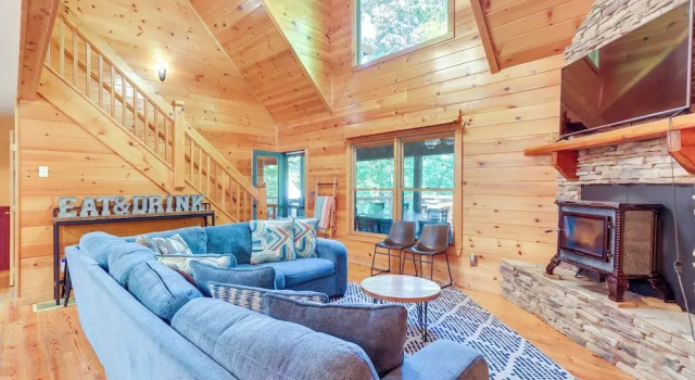Deck & Private Hot Tub: Cabin in Ellijay!, Buchen Sie Hotel Ellijay 