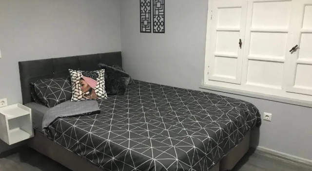 Lovely studio in excellent central location 1 min walk to beach with air/con