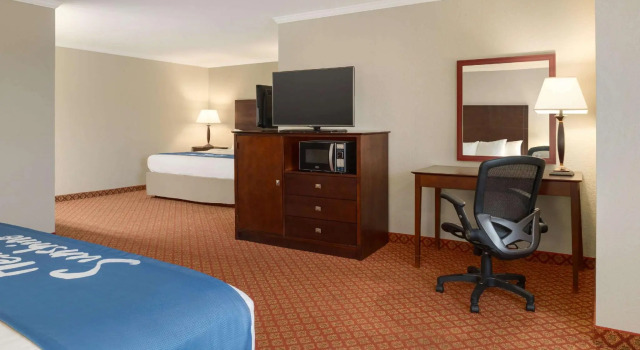 Четырёхместный люкс Days Inn by Wyndham Whitmore Lake Near Ann Arbor And Brighton
