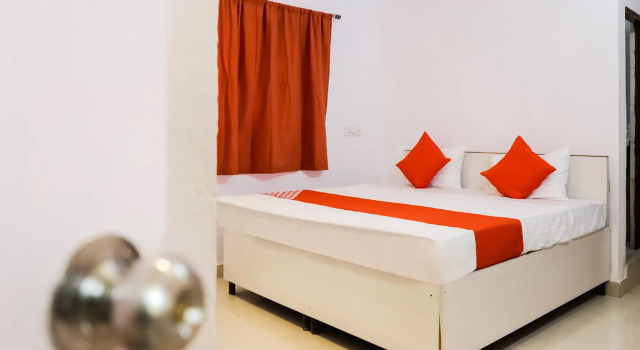 OYO 76253 P Crown Hotel, Забронировать Отель Отели штата Махараштры 3 звезды, 3*
