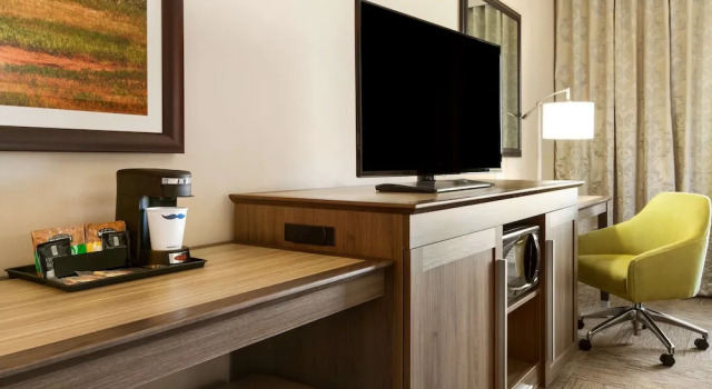Четырёхместный номер Standard с видом на воду Hampton Inn by Hilton Edmonton/Sherwood Park