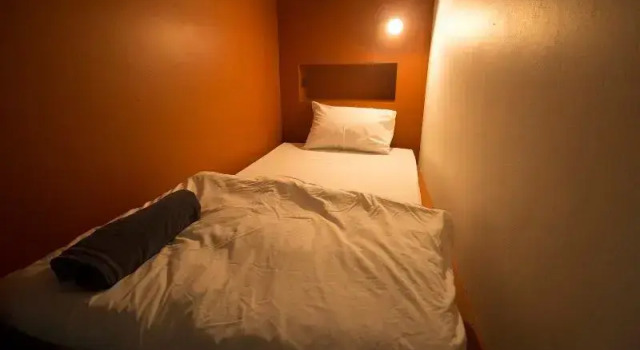 Кровать в общем номере All day hostel at BTS Bang Chak