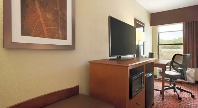 Студия Hampton Inn Battle Creek