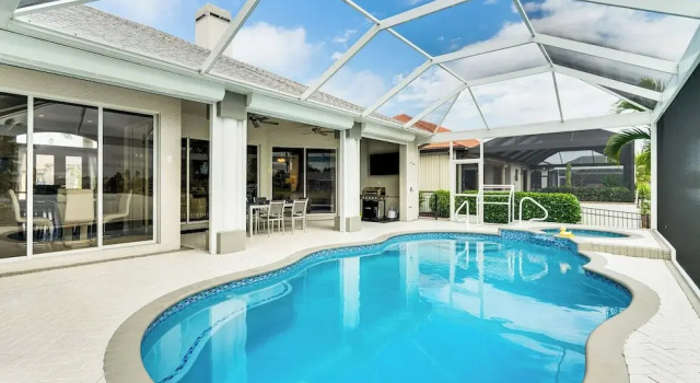 Коттедж с 3 комнатами с балконом Canalfront Pool & Hot Tub: Home in Cape Coral