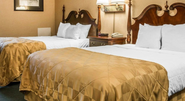 Четырёхместный номер Deluxe с балконом и с видом на озеро Clarion Hotel Mackinaw City Beachfront