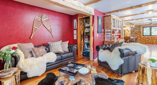 Base Camp by Avantstay Magical Cabin w/ Sauna, Hot Tub & Close to Snow & Golf, Varaa Lomakylä Virkistyskeskukset kohteessa Sunriver, Lomakylä