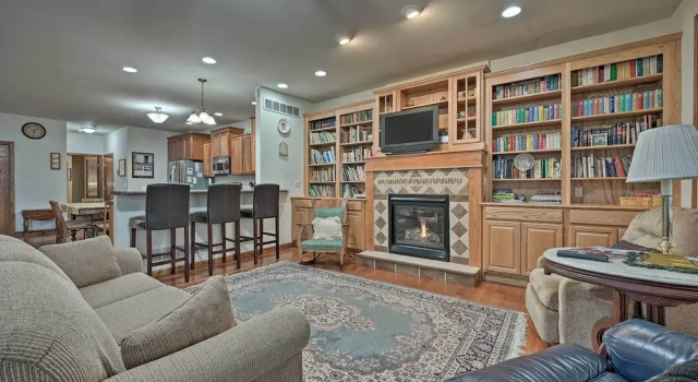Lake Michigan Waterfront Home: 1 Mile to Downtown!, Забронировать Отель Дуглас штат Мичиган, рядом с Пляж Овал