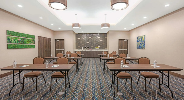 Номер Deluxe La Quinta Inn and Suites by Wyndham Houston Spring South