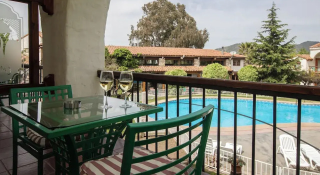 Четырёхместный номер Standard с балконом и с видом на бассейн Hotel Casablanca Spa & Wine