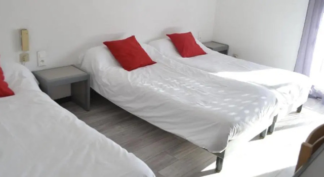 Komfortowy trzyosobowy pokój z widokiem na dziedziniec Hôtel Les Mimosas