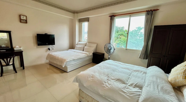 Четырёхместный семейный номер Standard с балконом TONG YI Homestay