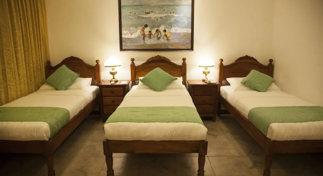 Кровать в общем номере Hotel Felicidad