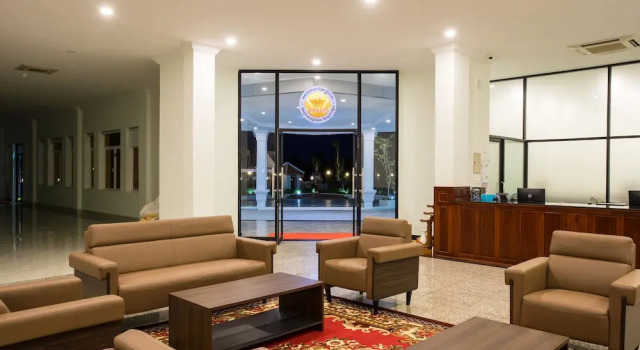 Sangkahak Mith Hotel, Rezerwuj Hotel Hotele w Kep z parkingiem, Parking