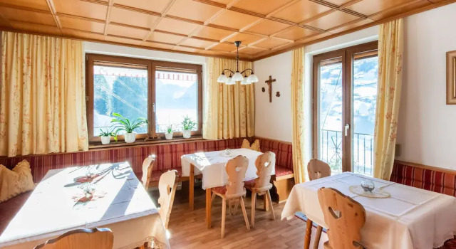 Stellar Holiday Home in Hippach With Balcony, Rezerwuj Hotel Hotele w Tyrol z parkingiem, Parking