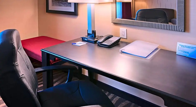 Четырёхместный люкс c 1 комнатой Holiday Inn Express & Suites Cotulla by IHG