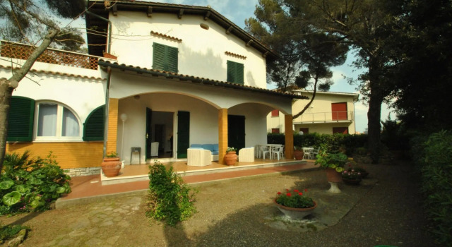 Apartment o the ground floor in villa with big garden, mt. 30 far from the sea. 3 bedrooms. Parking.-AS 11