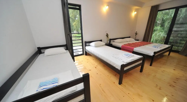 B&B Botel Charlie, Забронировать Отель «постель и завтрак» Нови Белград Белград, рядом с Торговый центр Usce