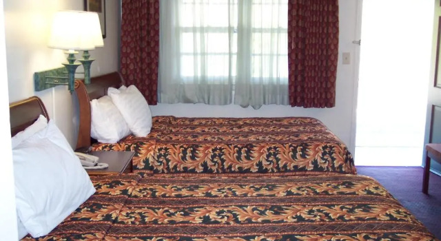 Четырёхместный номер Standard Shore Hills Motel