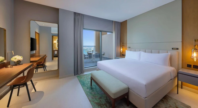 Двухместный номер Premium с балконом и с видом на воду DoubleTree by Hilton Sharjah Waterfront Hotel And Residences
