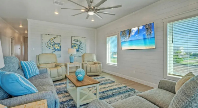 Frisky Flip Flopper by Avantstay Pool + Views